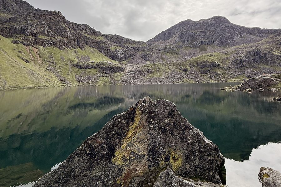 gosaikunda-lake-rock-formation-still-water