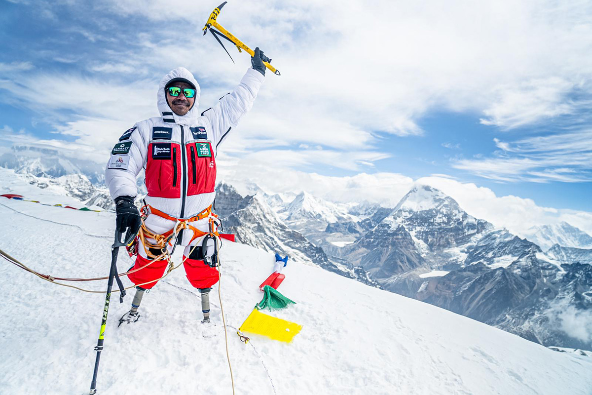hari-budha-magar-prosthetic-legs-everest-summit-ice-axe