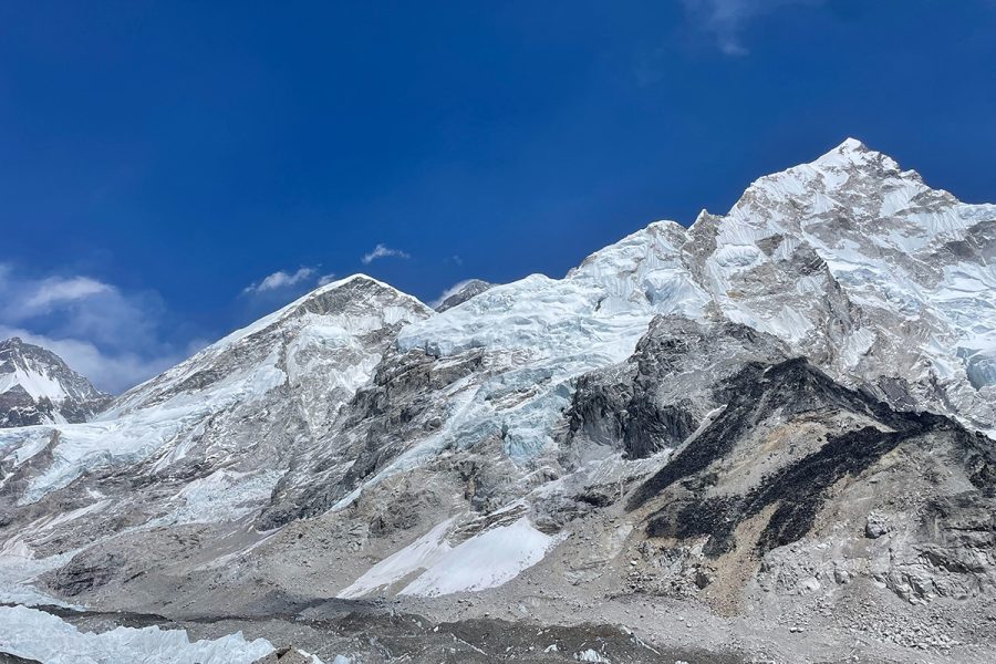 mount-everest-snow-covered-peak-gokyo-viewpoint