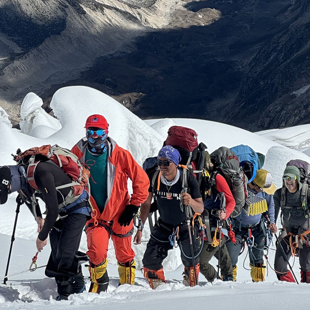 roped-climbing-team-glacier-ridge-himalayan-expedition