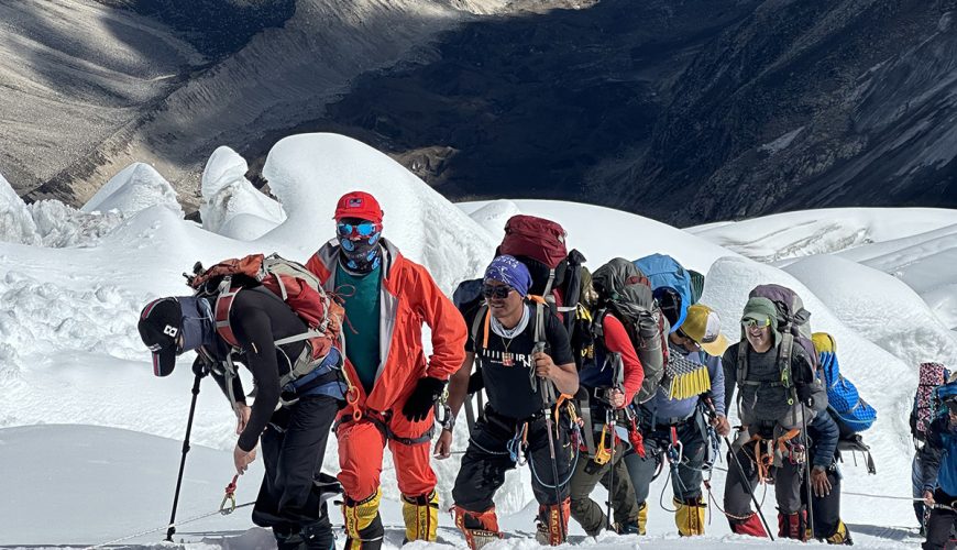 roped-climbing-team-glacier-ridge-himalayan-expedition