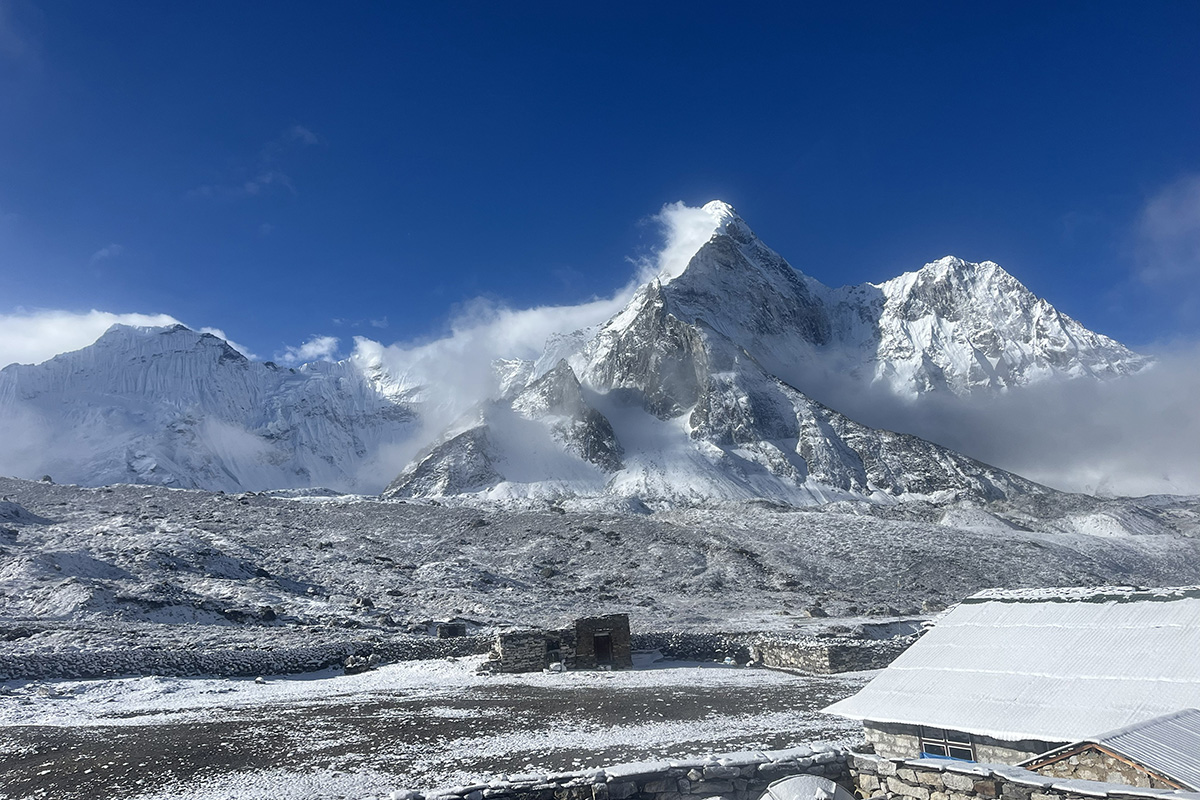 chukhung-snow-mountain-stone-hut