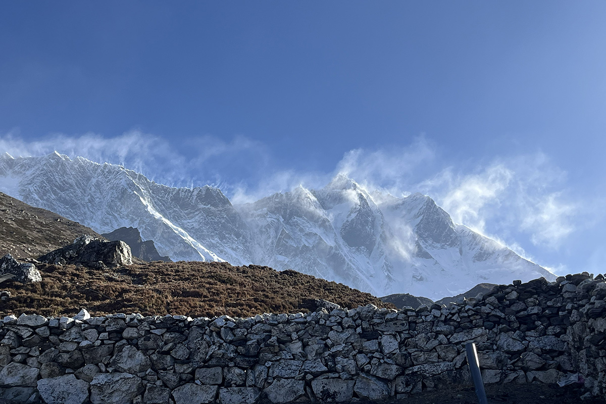 chukhung-snow-mountain-stone-hut