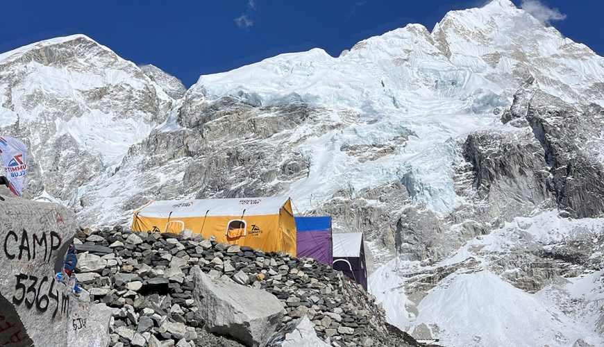 everest-base-camp-5364m-marker-tents