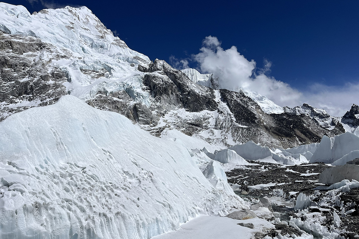 khumbu-glacier-icefall-terrain-everest-base-camp