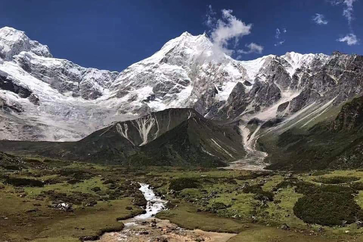 mount-manaslu-view-pungyen-gompa-trail-samagaon-nepal