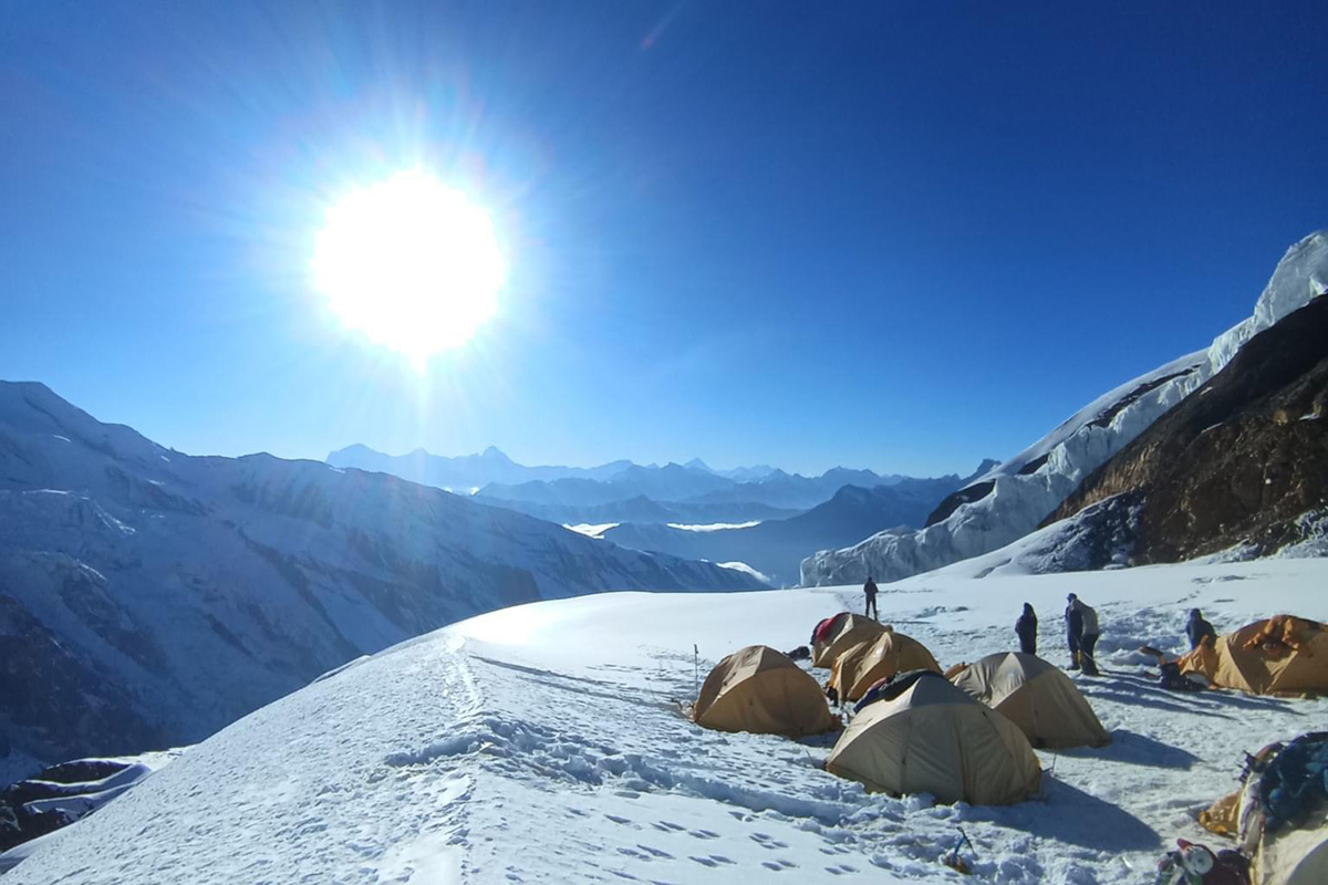 himlung-himal-expedition-high-camp-mountain-tents