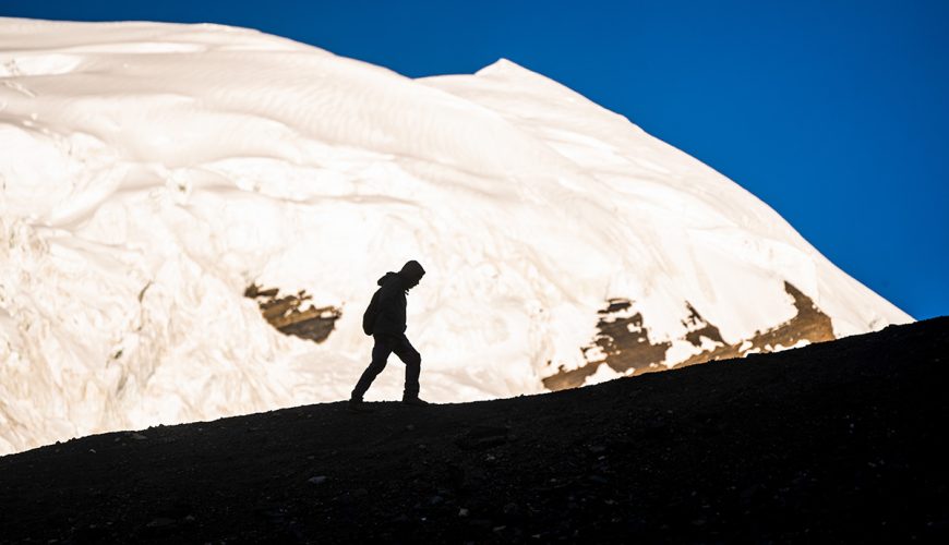 himlung-himal-expedition-trekker-silhouette-glacier