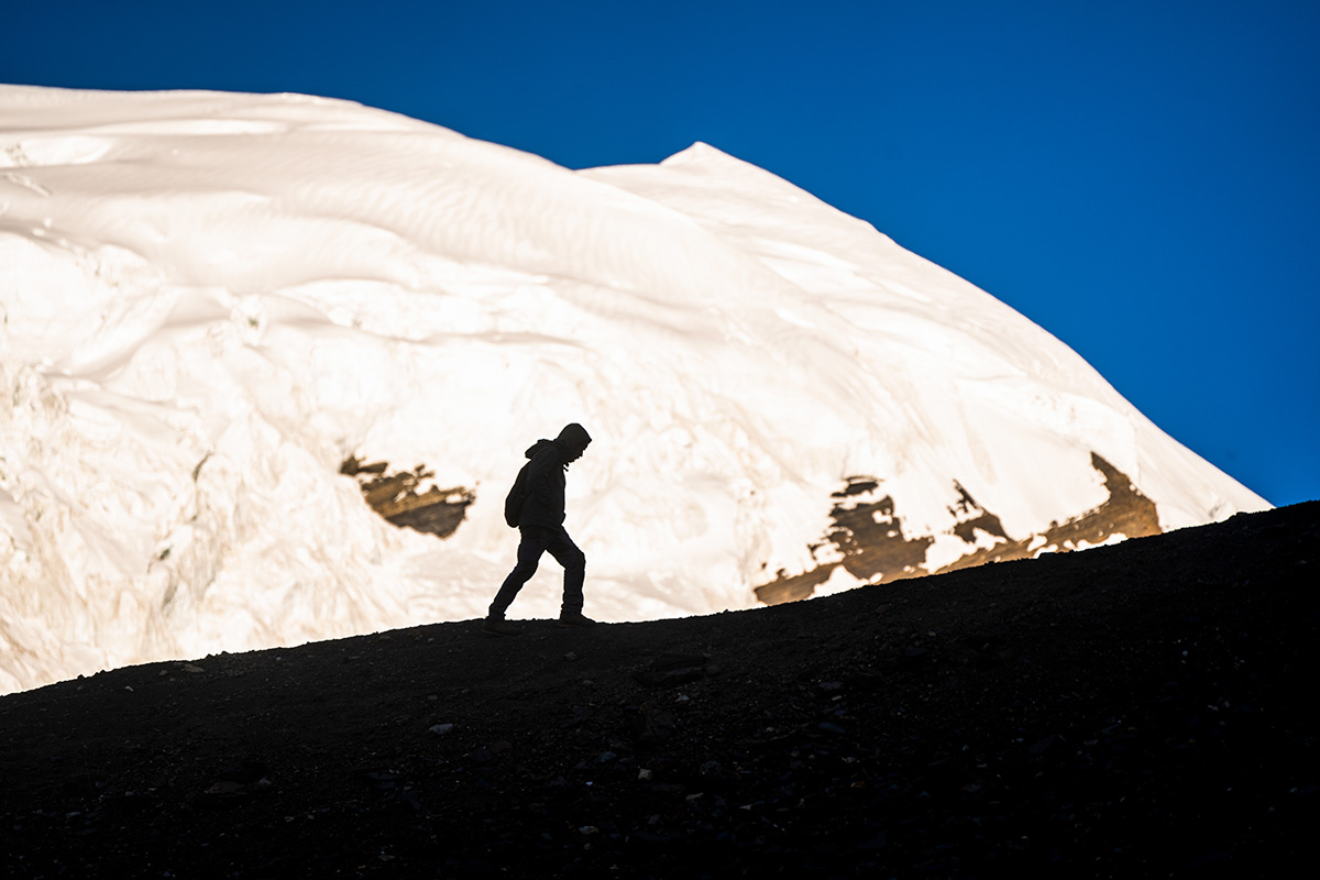 himlung-himal-expedition-trekker-silhouette-glacier