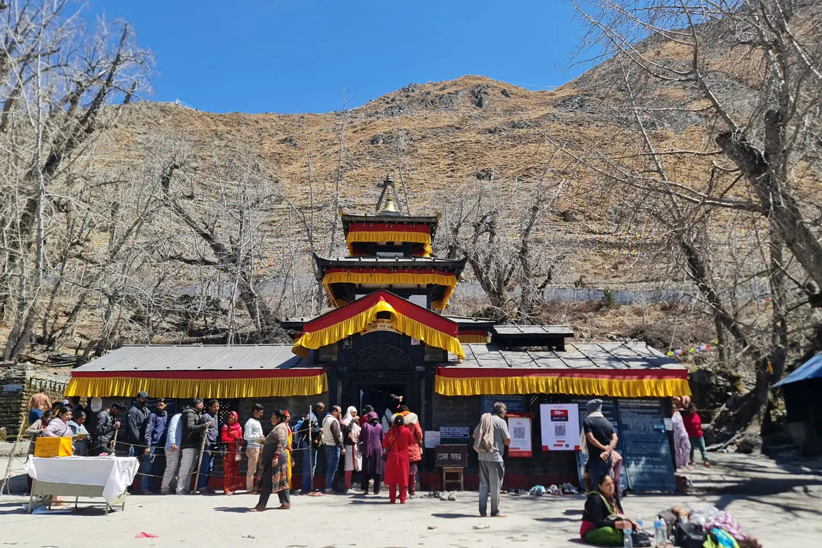 muktinath-temple-pilgrims-mustang-nepal