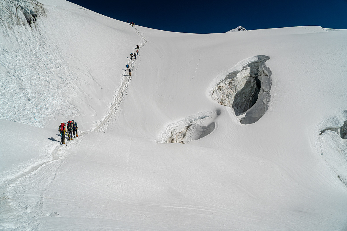 himlung-himal-expedition-team-ascending-snow-slope